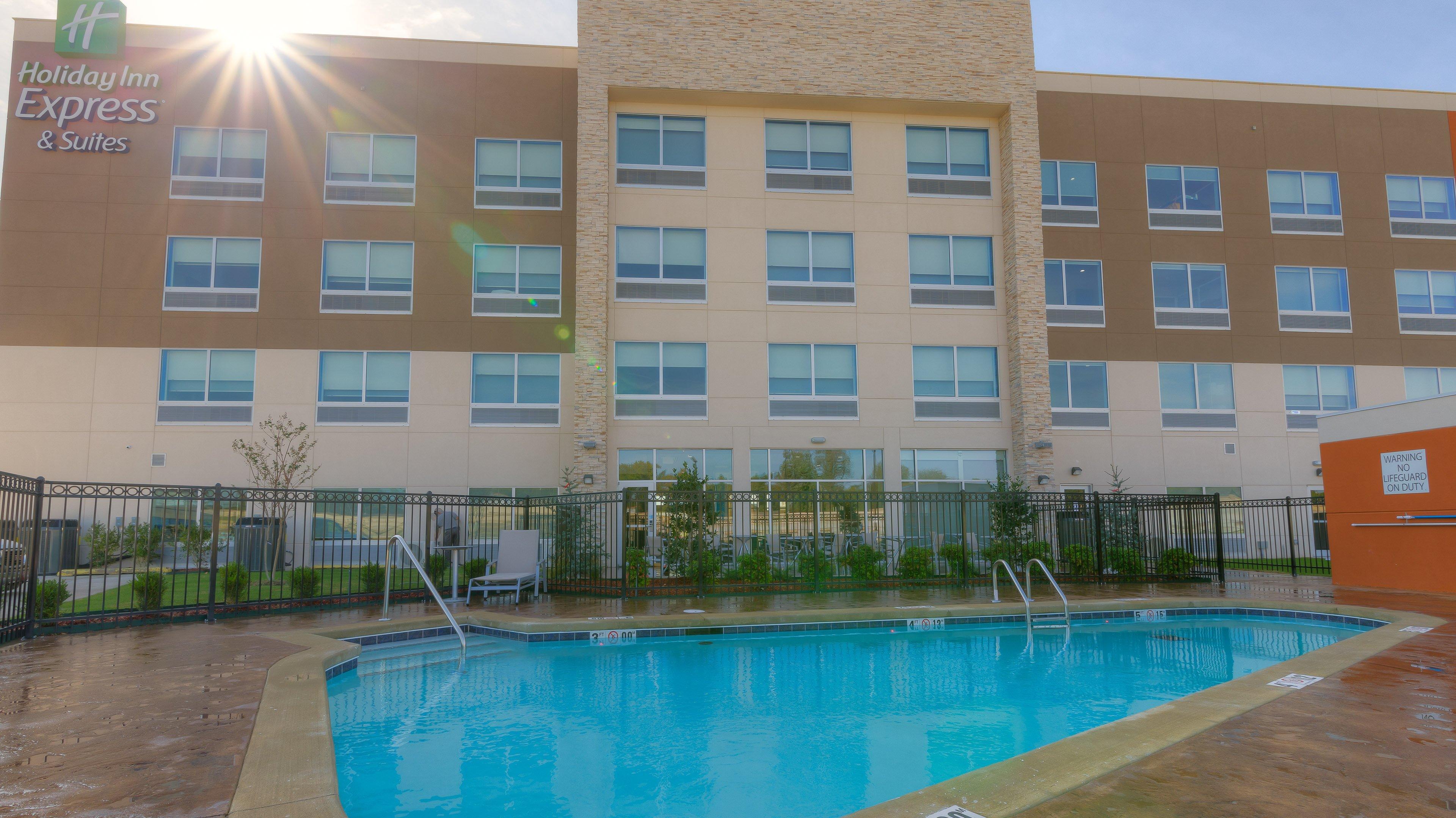 Holiday Inn Express & Suites Tulsa Midtown By Ihg Exterior photo