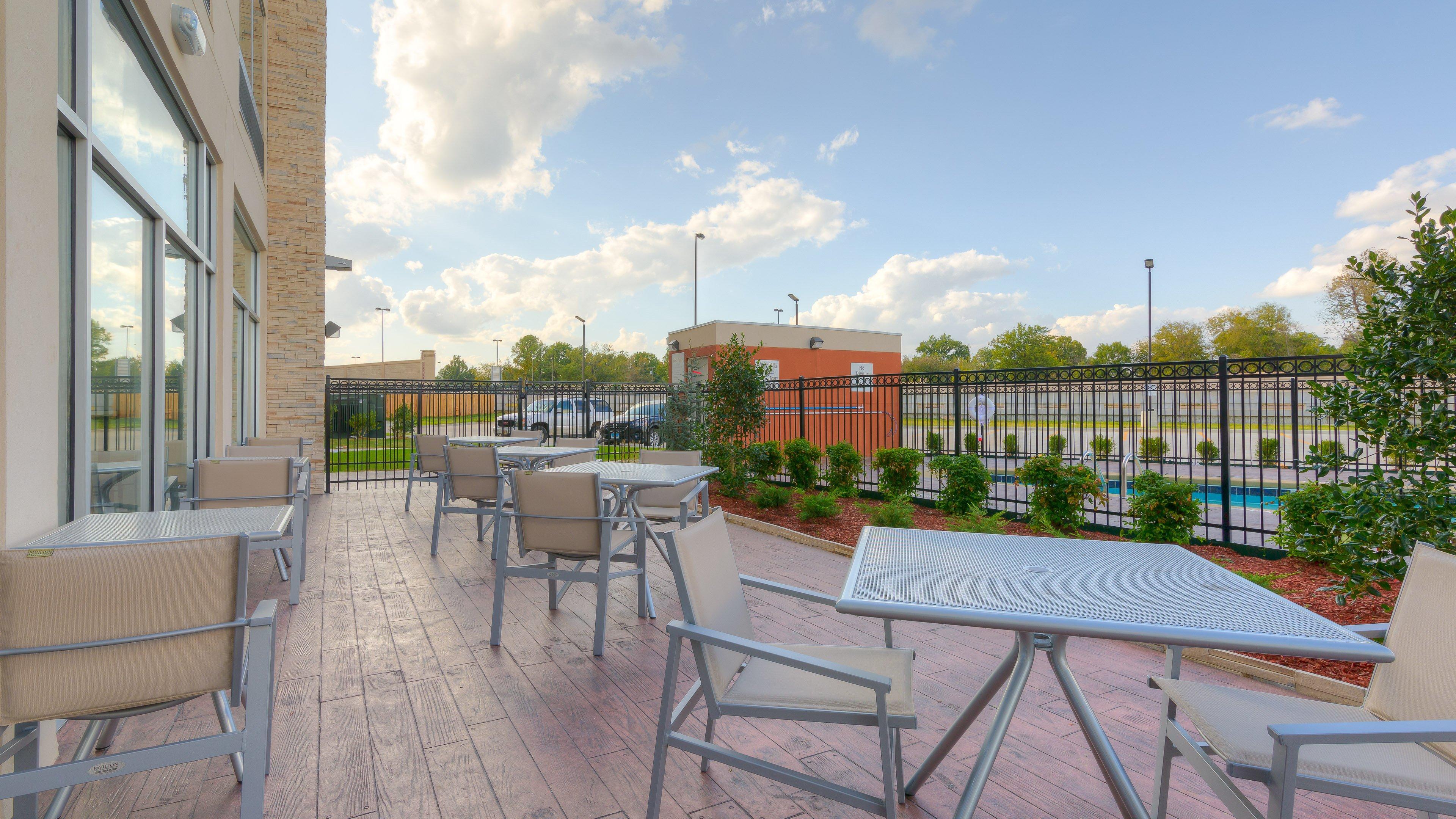 Holiday Inn Express & Suites Tulsa Midtown By Ihg Exterior photo