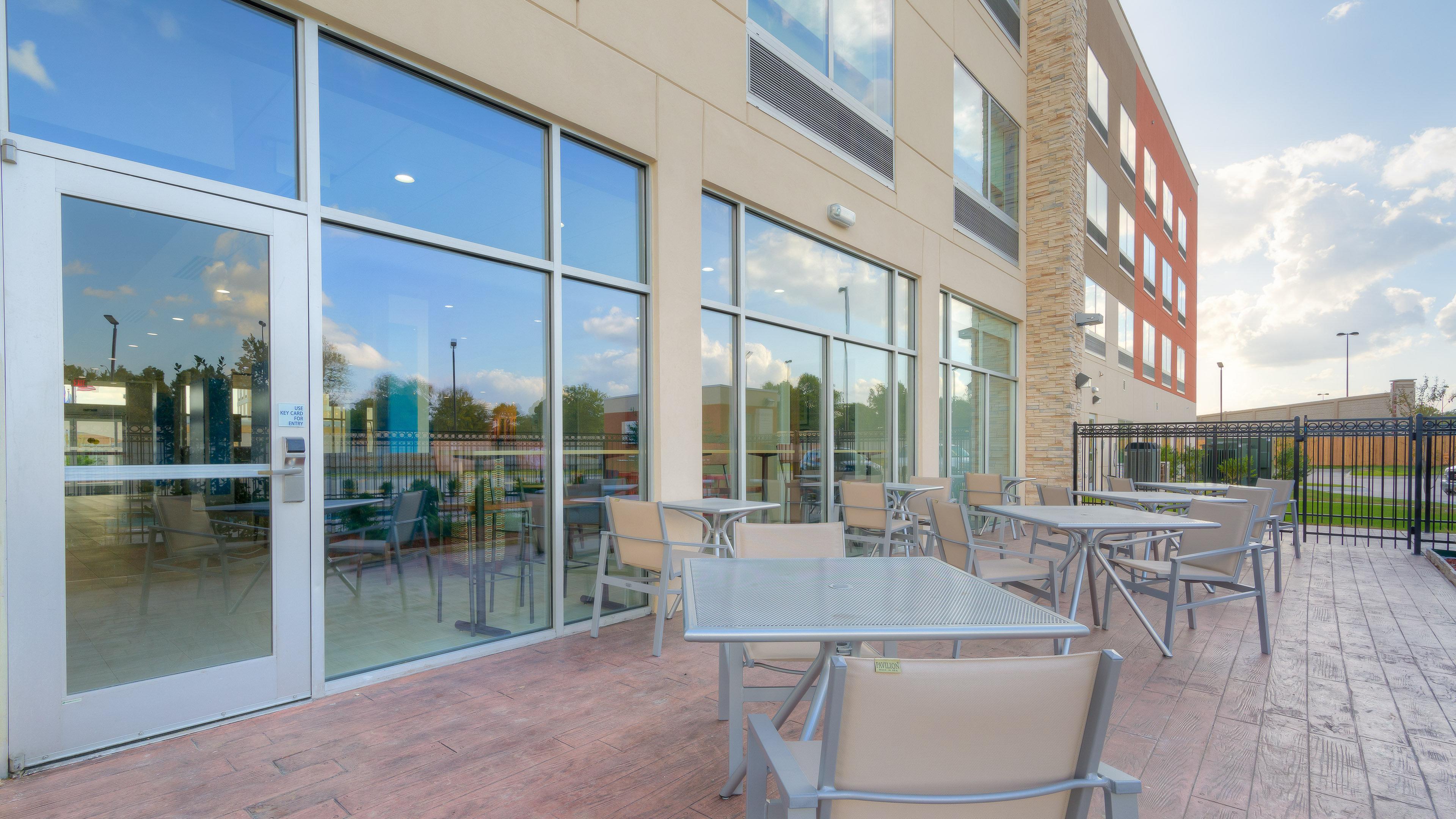 Holiday Inn Express & Suites Tulsa Midtown By Ihg Exterior photo