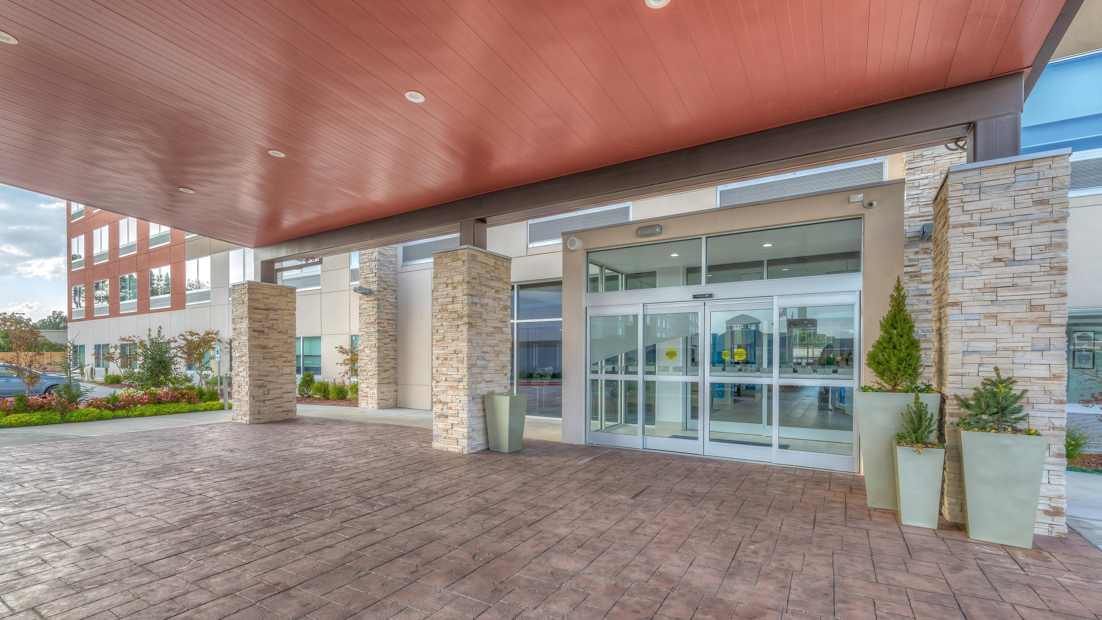 Holiday Inn Express & Suites Tulsa Midtown By Ihg Exterior photo