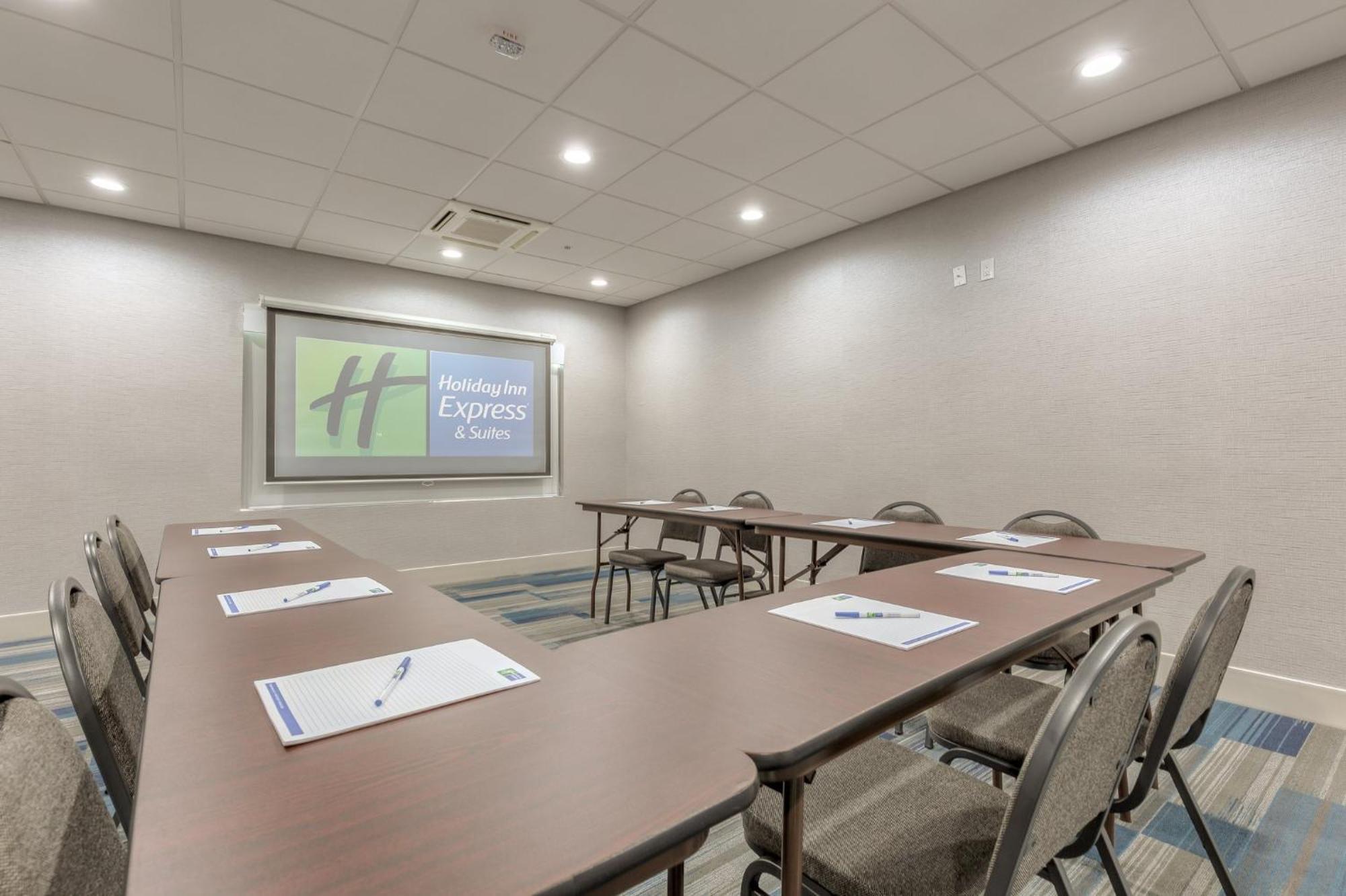 Holiday Inn Express & Suites Tulsa Midtown By Ihg Exterior photo